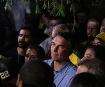 Flávio Bolsonaro condiciona quebra de sigilos a novas exigências sobre aliados de Lula no TSE