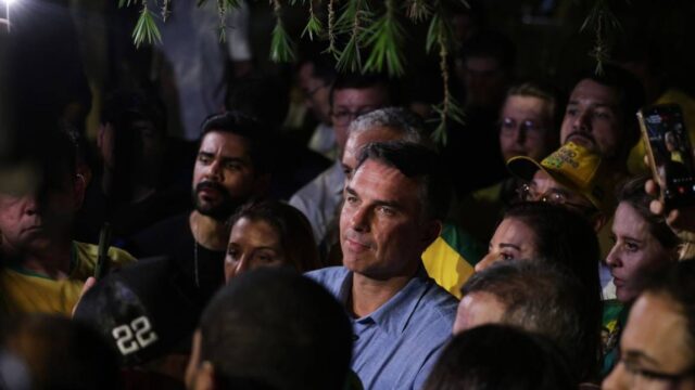 Flávio Bolsonaro condiciona quebra de sigilos a novas exigências sobre aliados de Lula no TSE