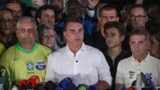 Flávio Bolsonaro continuará respondendo a processos no STF mesmo após fuga para os Estados Unidos