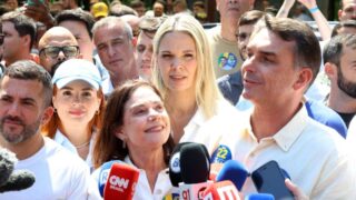 Flávio Bolsonaro diz que vai manter Bolsa Família e promete foco em mobilidade social e empreendedorismo