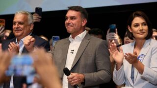 Flávio Bolsonaro recebe apoios políticos e defende reformas constitucionais e fim da reeleição