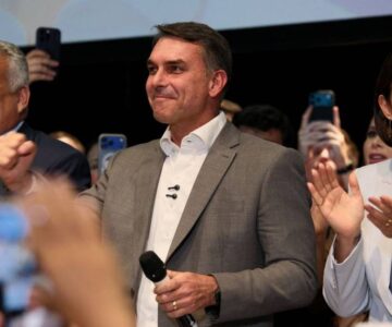 Flávio Bolsonaro recebe apoios políticos e defende reformas constitucionais e fim da reeleição