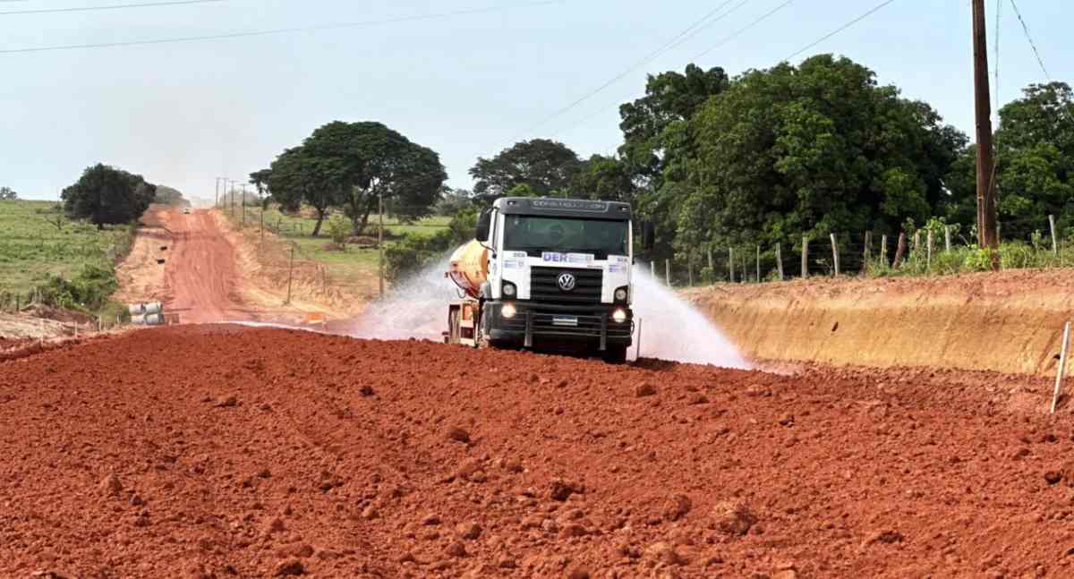 Governo de RO executa terraplanagem na RO-494, em Primavera de Rondônia