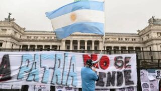 Governo Javier Milei publica decreto para corte voluntário de até 21 mil servidores públicos na Argentina