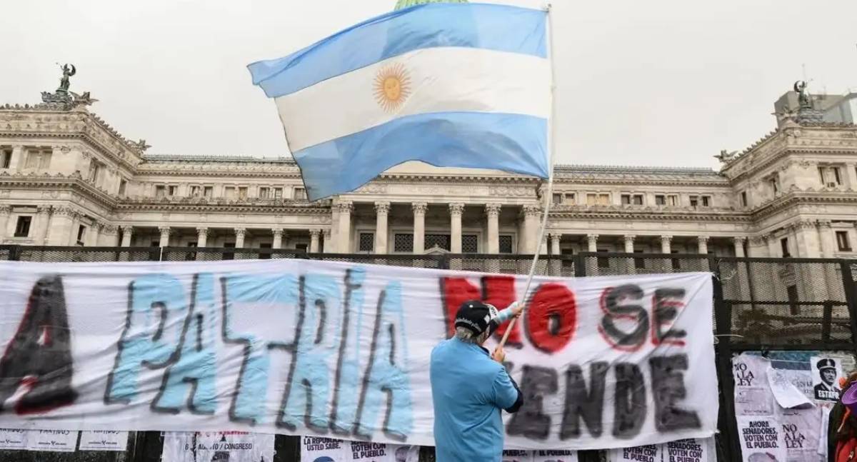 Governo Javier Milei publica decreto para corte voluntário de até 21 mil servidores públicos na Argentina