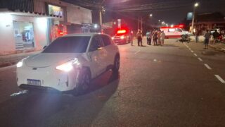 Grave acidente entre carro elétrico e motocicleta deixa três feridos no bairro Embratel em Porto Velho
