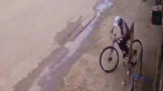 Homem acusado de furtar bicicleta é amarrado e agredido por populares no bairro Três Marias