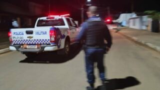 Homem é baleado por dupla em motocicleta e busca ajuda perto de escola em RO