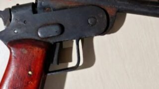 Homem é preso com arma artesanal e serpente morta em bicicleta na BR-429