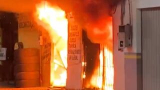 Incêndio de grandes proporções destrói estabelecimentos comerciais na Avenida José Amador dos Reis em Porto Velho
