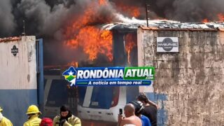 Incêndio de grandes proporções destrói ônibus em garagem de empresa em RO