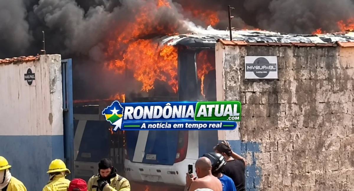 Incêndio de grandes proporções destrói ônibus em garagem de empresa em RO