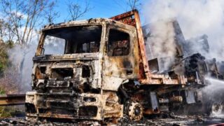 Incêndio destrói caminhão carregado com tratores e interrompe trânsito na BR-364