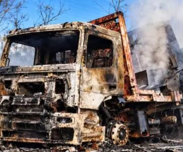 Incêndio destrói caminhão carregado com tratores e interrompe trânsito na BR-364