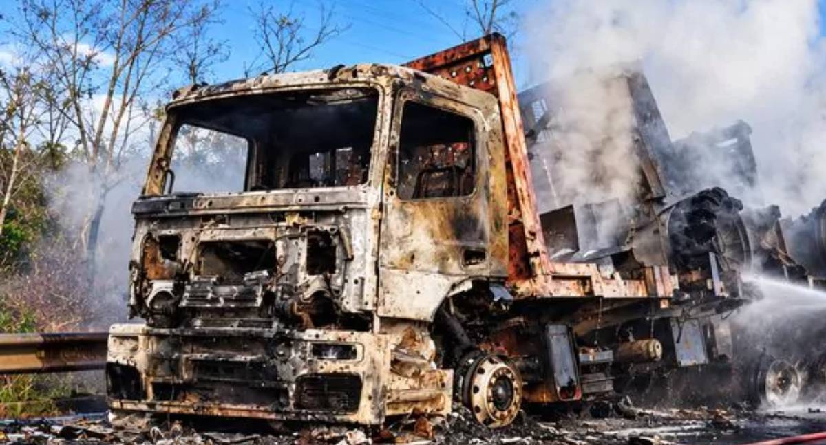 Incêndio destrói caminhão carregado com tratores e interrompe trânsito na BR-364