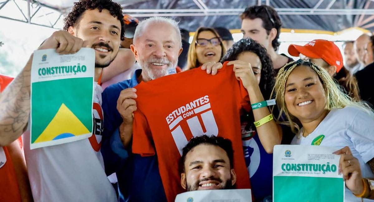 Lula anuncia proposta de Pé-de-Meia para estudantes universitários durante agenda de campanha
