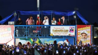 Lula classifica fuga de Flávio Bolsonaro como “ato vergonhoso” e afirma que adversário deve à Justiça