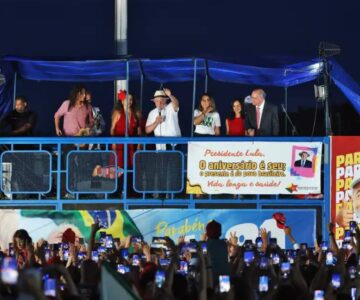 Lula classifica fuga de Flávio Bolsonaro como “ato vergonhoso” e afirma que adversário deve à Justiça