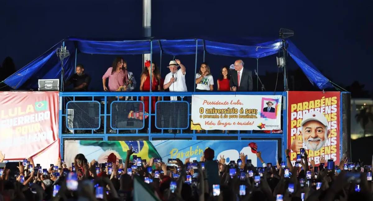 Lula classifica fuga de Flávio Bolsonaro como “ato vergonhoso” e afirma que adversário deve à Justiça