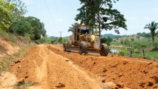 Megaoperação: Prefeitura de Jaru realiza rebaixamento de morro e remoção de curvas na Linha 628