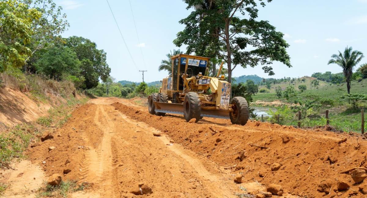 Megaoperação: Prefeitura de Jaru realiza rebaixamento de morro e remoção de curvas na Linha 628