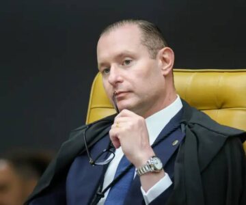 Ministro Cristiano Zanin dá 48 horas para Anatel esclarecer falhas no acesso gratuito a canais do TSE