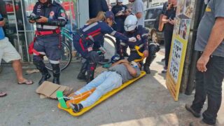 Motociclista fica ferido após colisão com veículo elétrico no Centro