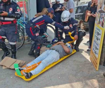 Motociclista fica ferido após colisão com veículo elétrico no Centro