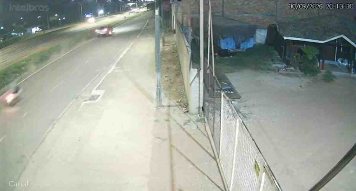 Motociclista fica ferido após ser atingido por caminhonete
