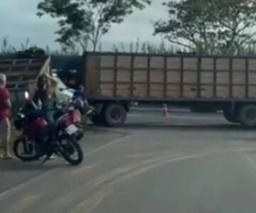 Motociclista morre esmagado por carreta de bovinos no Anel Viário de RO