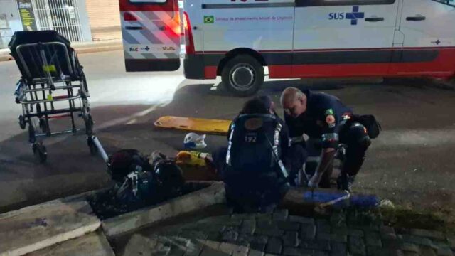 Motociclista sofre fratura na perna após colisão
