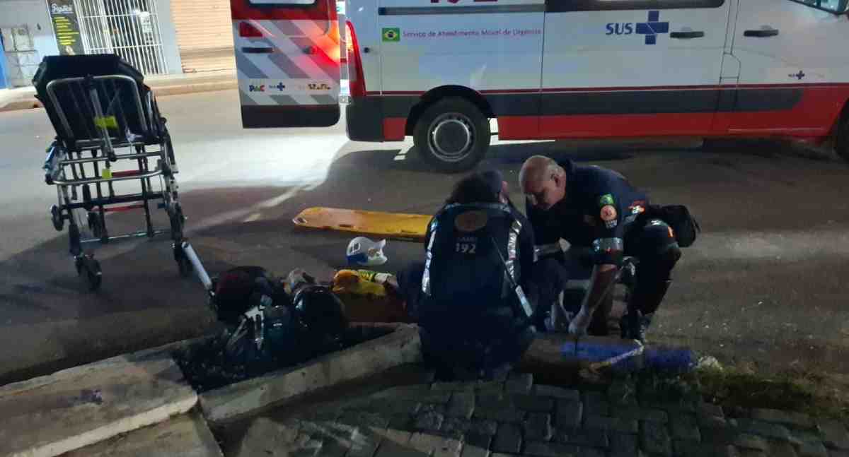 Motociclista sofre fratura na perna após colisão