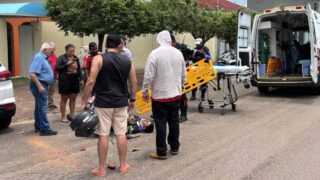 Motociclista sofre fraturas após atingir porta de Hyundai Creta
