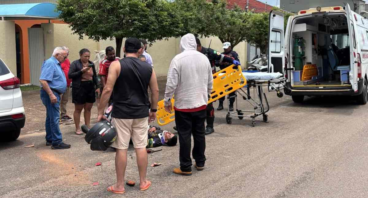 Motociclista sofre fraturas após atingir porta de Hyundai Creta