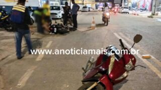 Motociclista tenta ultrapassagem, atinge lombada e colide com motoneta próximo ao Hospital Municipal