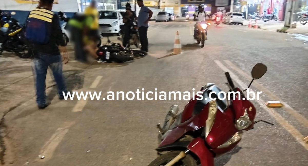 Motociclista tenta ultrapassagem, atinge lombada e colide com motoneta próximo ao Hospital Municipal