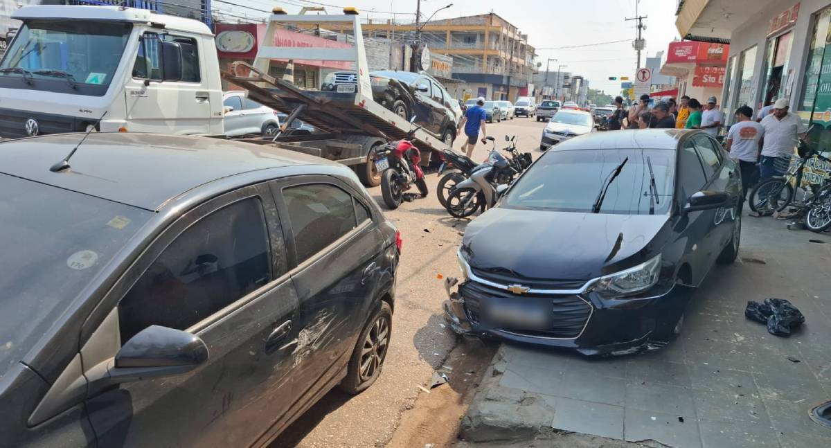 Motorista de Onix é preso suspeito de embriaguez após acidente que causou destruição em Porto Velho
