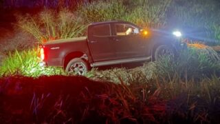 Motorista é socorrido após perder o controle de caminhonete na BR-429