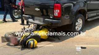 Mototaxista fica ferido após colisão com carro e caminhonete no centro de Jaru