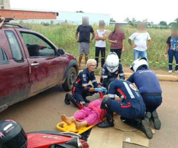 Mulher fica em estado grave pós colisão entre Strada e Honda Biz
