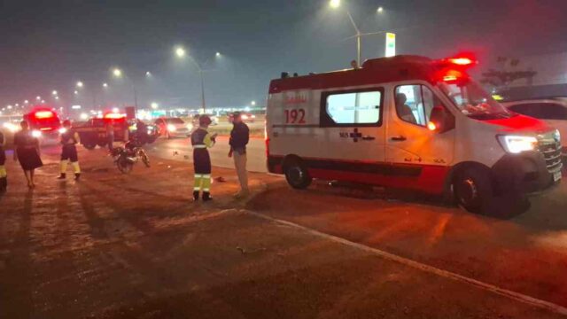 Mulher fica ferida após colisão entre moto e carro elétrico BYD
