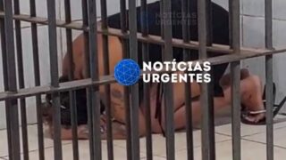 Mulher se ajoelha para fazer oração em cela após ser presa por suspeita de tráfico de drogas em Porto Velho