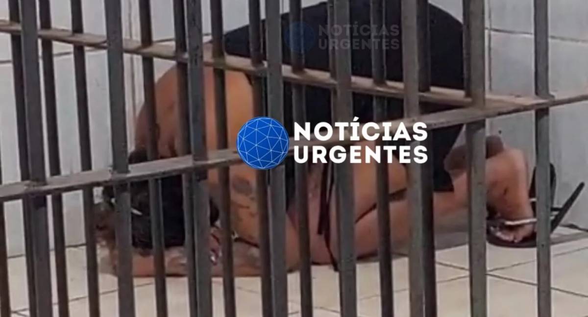 Mulher se ajoelha para fazer oração em cela após ser presa por suspeita de tráfico de drogas em Porto Velho