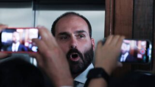 Nome de Eduardo Bolsonaro é incluído no Banco Nacional de Medidas Penais e Prisões com status pendente de cumprimento