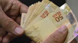 Número de brasileiros em endividamento de risco atinge 20,3 milhões em 2026, aponta Banco Central