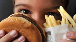 OMS lança primeiro guia mundial para combater a obesidade infantil e na adolescência