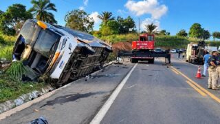 Ônibus com equipe de vôlei tomba durante passeio em Rondônia