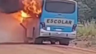 Ônibus de transporte escolar pega fogo com crianças a bordo em Candeias do Jamari