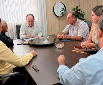 Pedro Fernandes recebe comitiva de Cacaulândia na Assembleia Legislativa