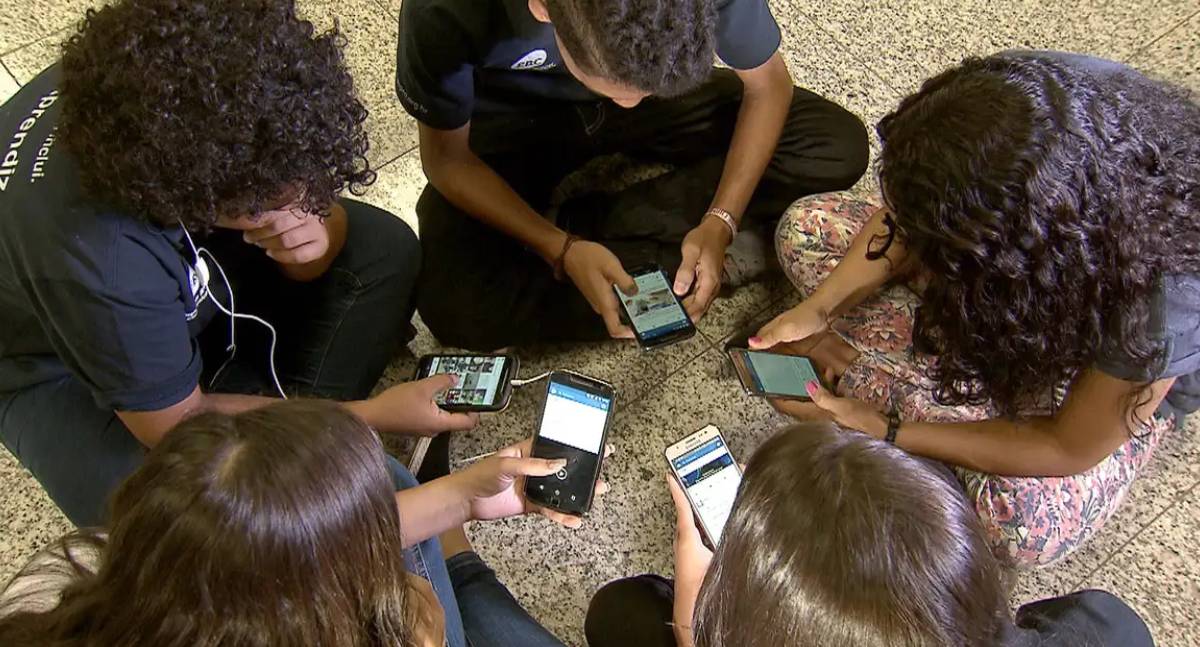 Pesquisa revela que 82% dos brasileiros rejeitam o uso de celulares por crianças de até três anos